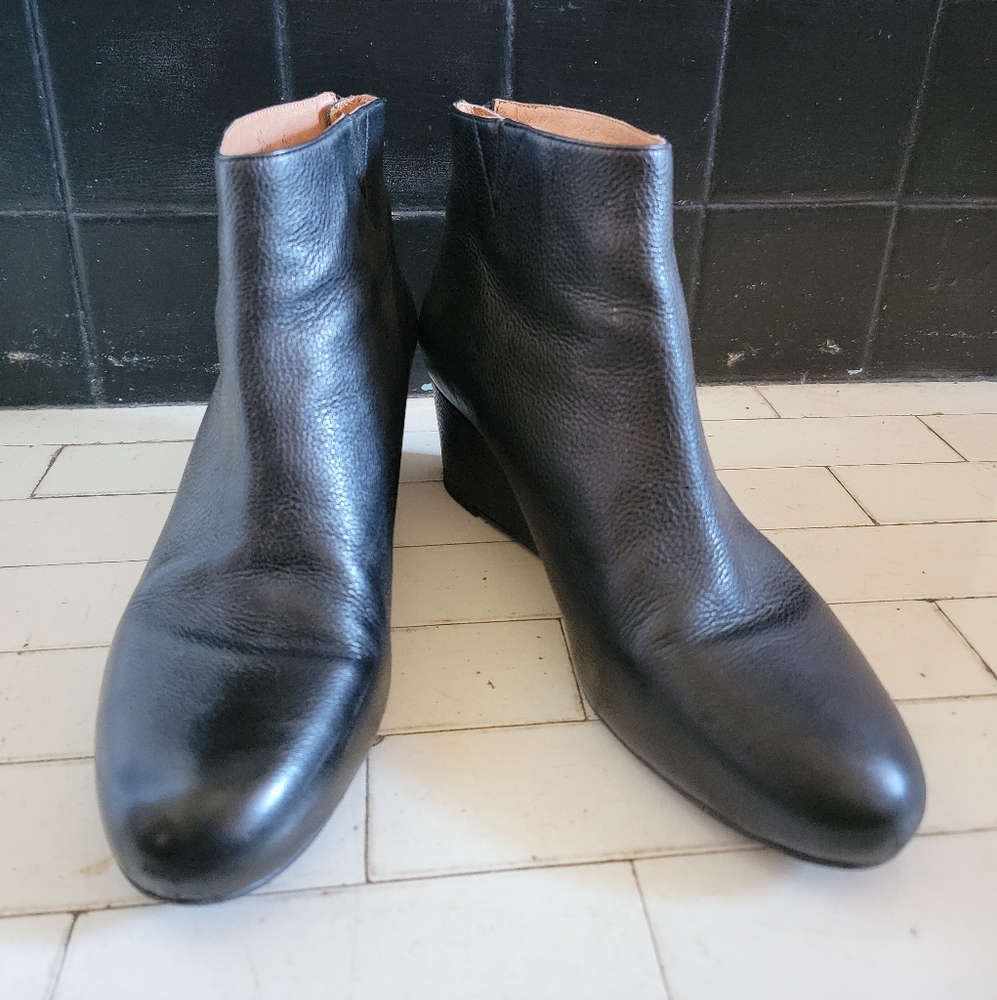 Kenneth Cole Gentle Souls Size 10 Black Leather Wedge Booties